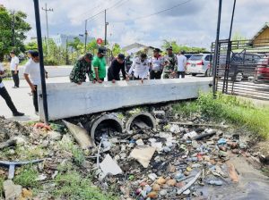 Pj Wali Kota Pekanbaru Meninjau Pengerukan Drainase di Jalan Arifin Achmad