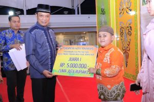 Pj Wali Kota Pekanbaru Beri Bonus kepada Para Juara MTQ