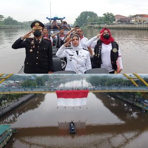 Pemcam Senapelan Kibarkan Bendera Merah Putih Berukuran Besar di Bawah Jembatan Siak III