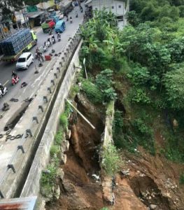 Longsor Di Pinggiran Jalan Cekreteg Bogor Sukabumi Belum Juga Di Perbaiki