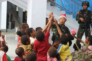 Senang Bukan Kepalang, Sinterklas 142 Datang Bagikan Kue dan Permen Di Papua Pegunungan
