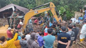 TNI AL Bersinergi Dengan Masyarakat Atasi Bencana Longsor di Manado