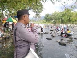 Bhabinkamtibmas Balai Gadang awasi Pengunjung Balimau di Lubuk Minturun