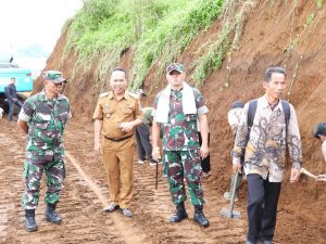 Kodim 0613/Ciamis  Kolaborasikan Program Padat Karya Dengan Karya Bhakti TNI di Desa Buana Mekar