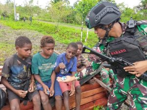 Lebih Dekat Dengan Anak Papua, Satgas YR 142/KJ Lakukan Ini