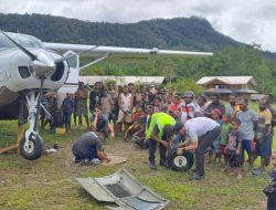 Pesawat Susi air Mengalami Insiden Pecah Ban Di Bandara Apalapsili, Satgas Yonif 641/Bru Amankan Pilot Dan Awak Pesawat