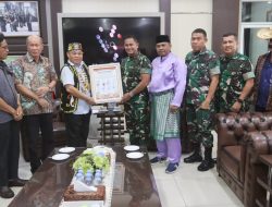 Pangdam XII/Tpr Terima Penghargaan dari Para Tokoh Lintas Etnis Kalbar Sebagi Ucapan Apresiasi Atas Kinerja yang Baik