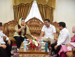 Bupati John Kenedy Azis Sambut Ketua Komisi IV DPR RI Ibu Titiek Soeharto di Bandara Internasional Minangkabau