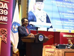 Sampaikan Orasi Ilmiah di Universitas Negeri Padang, John Kenedy Azis Ajak Lulusan Turut Mengambil Peran Aktif Dalam Pembangunan Daerah, Khususnya Melalui Sektor Ekonomi Kreatif